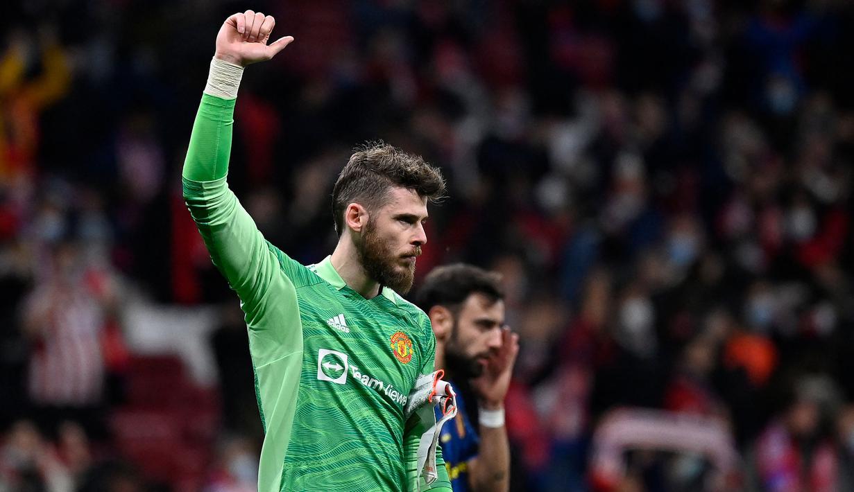 <p>Meski lini belakang Manchester United sedang dalam kondisi buruk pada musim ini, David De Gea tetap mampu tampil konsisten menjaga gawang dari Setan Merah. Sebagai pemain yang sudah lama berseragam MU, ia layak dipertahankan oleh Erik Ten Hag musim depan. (AFP/Oscar Del Pozo)</p>