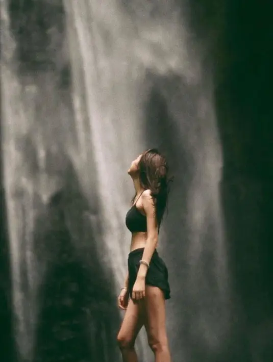 Saat olahraga di alam, Gege tampil sporty dengan sports bra dan shorts serba hitam. [Credit: @gegeelisa94].