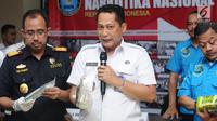 Kepala BNN, Komjen Pol Budi Waseso (kedua kiri) menunjukkan barang bukti penyelundupan narkotika jenis sabu saat rilis di Jakarta, Kamis (20/7). BNN menyita 44 bungkus sabu seberat 45,59 kg dari delapan orang tersangka. (Liputan6.com/Helmi Fithriansyah)