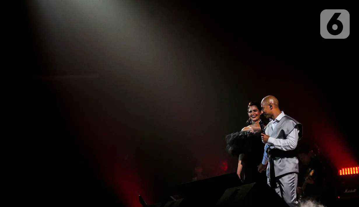 Penampilan Marcell dan istrinya Rima Melati dalam konser "Marcell Tujuh Belas" di Balai Sarbini, Jakarta, Jumat (18/10/2019). Dalam penampilannya mereka membawakan lagu the very thought of you dan sepanjang jalan kenangan. (Liputan6.com/Faizal Fanani)