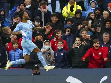 Pemain Manchester City Raheem Sterling melakukan selebrasi usai mencetak gol ke gawang Wolverhampton Wanderers lewat tendangan penalti pada pertandingan sepak bola Liga Inggris di Etihad Stadium, Manchester, Inggris, 11 Desember 2021. Manchester City menang 1-0. (Martin Rickett/PA via AP)