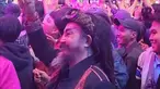 Siapa sangka di balik tampang sangar itu, Limbad memiliki sisi lembut. Kejutan terjadi ketika ia kepergok menghadiri konser girlband JKT48, di mana momen tersebut membuat publik tak habis pikir. Limbad tampak asyik menikmati pertunjukan di tengah para penonton. (Liputan6.com/IG/@limbadindonesia)