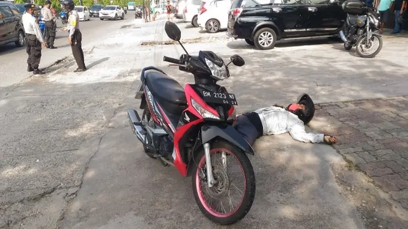 Pria tergeletak di pinggir jalan dievakuasi pakai protokol Covid-19 dan dinyatakan meninggal dunia.