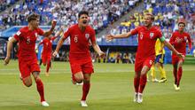 Bek Inggris, Harry Maguire, merayakan gol yang dicetaknya ke gawang Swedia pada laga perempat final Piala Dunia di Samara Arena, Samara, Sabtu (7/7/2018). Inggris menang 2-0 atas Swedia. (AP/Francisco Seco)