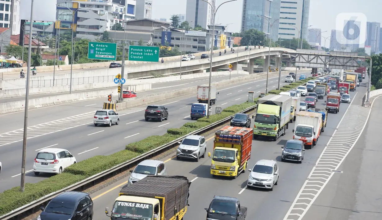 Kendaraan melintasi ruas jalan tol di Jakarta, Kamis (9/7/2020). Menteri Lingkungan Hidup dan Kehutanan, Siti Nurbaya, mengungkapkan pemerintah berencana menarik cukai emisi kendaraan bermotor. (Liputan6.com/Immanuel Antonius)