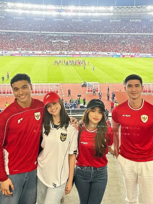Fuji An hadir mengenakan jersey timnas merah season lalu serasi dengan Verrell Bramasta. Fuji memadukannya dengan celana denim dan topi cap hitam. [@fuji_an]
