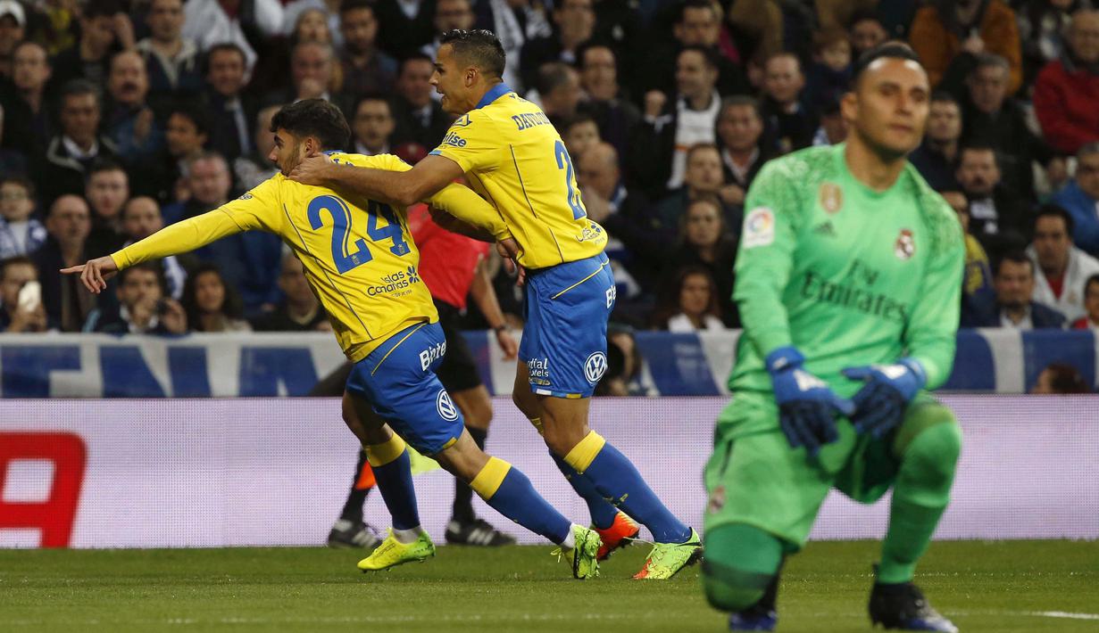 Pemain UD Las Palmas, Pedro Tanausu 'Tana' (kiri) jberhasil membobol gawang Real Madrid pada lanjutan La Liga Spanyol di Santiago Bernabeu stadium, Madrid, (1/3/2017). Madrid bermain imbang 3-3. (EPA/Kiko Huesca)