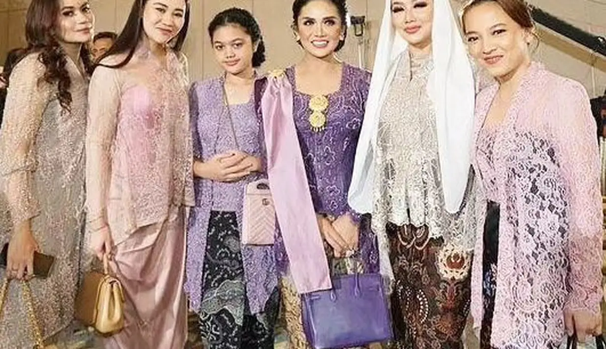 Aaliyah Massaid menghadiri acara Mitoni Aurel Hermansyah dengan tampilan cantik elegan. Ia tampil dengan kebaya bersiluet modern berwarna merah muda, dipadu corset dan kain bernuansa senada. [Foto: Instagram/rezaartameviaofficial]