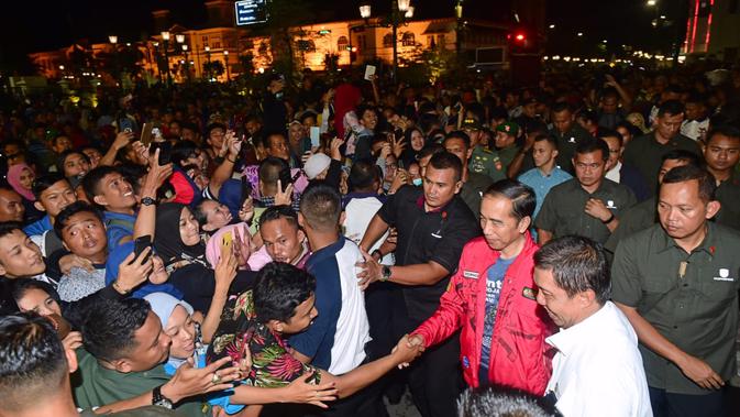 Presiden Jokowi menyapa warga Yogyakarta jelang pergantian tahun, Selasa (31/12/2019) malam. (Biro Pers, Media, dan Informasi Sekretariat Presiden)