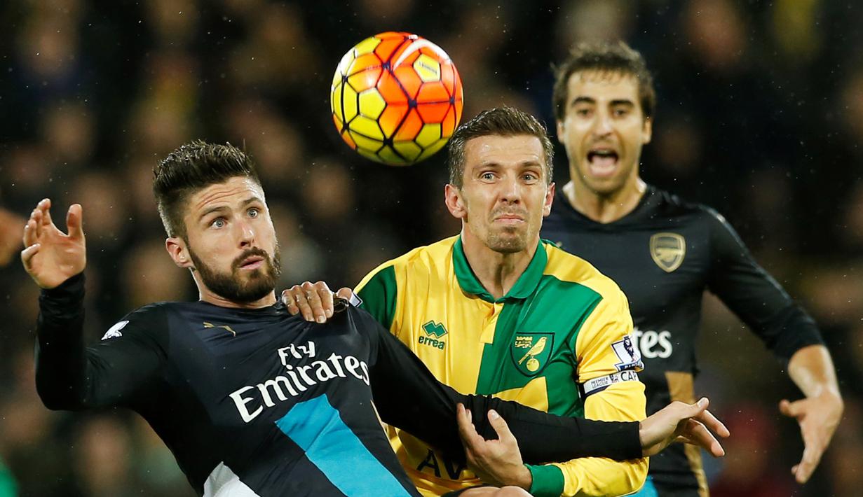 Pemain Arsenal, Olivier Giroud (kiri), berebut bola dengan pemain Norwich City, Gary O'Neil, dalam lanjutan Liga Inggris di Stadion Carrow Road, Minggu (29/11/2015) malam WIB. (Action Images via Reuters/John Sibley)