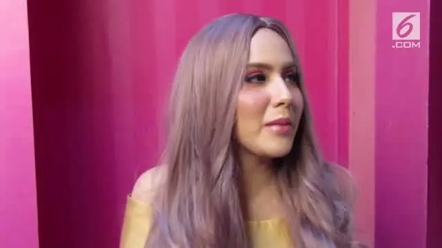 VIDEO: Unik, Gaya Sally Adelia saat Pemotretan ala Barbie