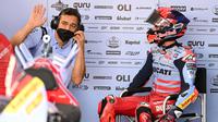 Pembalap Gresini Racing MotoGP asal Spanyol, Marc Marquez (kanan) bersiap sebelum sesi latihan bebas balapan MotoGP 2024 di Sirkuit Internasional Pertamina Mandalika, Lombok, Nusa Tenggara Barat, Jumat 27 September 2024. (SONNY TUMBELAKA/AFP)