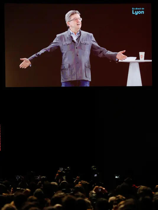 Sebuah layar menampilkan calon indepeden dari kelompok sayap kiri, Jean-Luc Melenchon yang memproyeksikan dirinya ketika berpidato untuk pilpres Prancis, dengan teknologi hologram 3D, di Saint-Denis, dekat Paris, Minggu (5/2). (Thomas SAMSON/AFP)