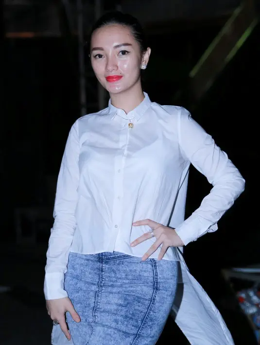 Saat gladi resik Festival Film Bandung, Zaskia Gotik melatih tembang Nyai Ronggeng yang juga akan dia tampilkan di acara tersebut. (Galih W. Satria/Bintang.com)