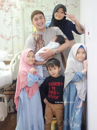 Cerita Irfan Hakim Temani Istri Melahirkan Anak Kelima News Entertainment Fimela Com