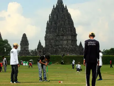 Peserta mengikuti Turnamen Gateball Prambanan Open 2 di Candi Prambanan, Yogyakarta, Sabtu, (7/5/2016). Turnamen di selenggarakan untuk manyambut peringatan satu abad kabupaten Sleman. (Boy Harjanto)