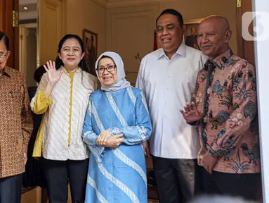 Wakil Presiden ke-10 dan ke-12 Republik Indonesia Jusuf Kalla (kiri) bersama Ketua DPP PDIP Puan Maharani (kedua kiri) melambaikan tangan usai pertemuan tertutup di kediaman Jusuf Kalla di Jalan Brawijaya VI, Jakarta Selatan, Rabu (4/10/2023). Puan mengatakan pertemuan selama dua jam itu adalah pertemuan keluarga dan dalam rangka meminta masukan tentang situasi ekonomi di tahun politik. (Liputan6.com/Faizal Fanani)