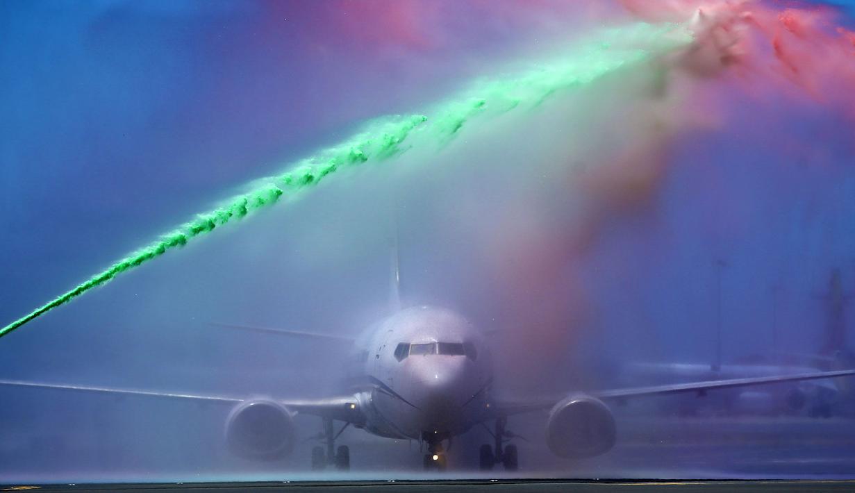 Sambutan meriah dengan warna kebesaran Portugal saat tiba dengan pesawat di Bandara Humberto Delgado, Lisbon, Portugal, (11/7/2016). Portugal juara usai mengalahkan Prancis 1-0. (EPA/Mario Cruz)