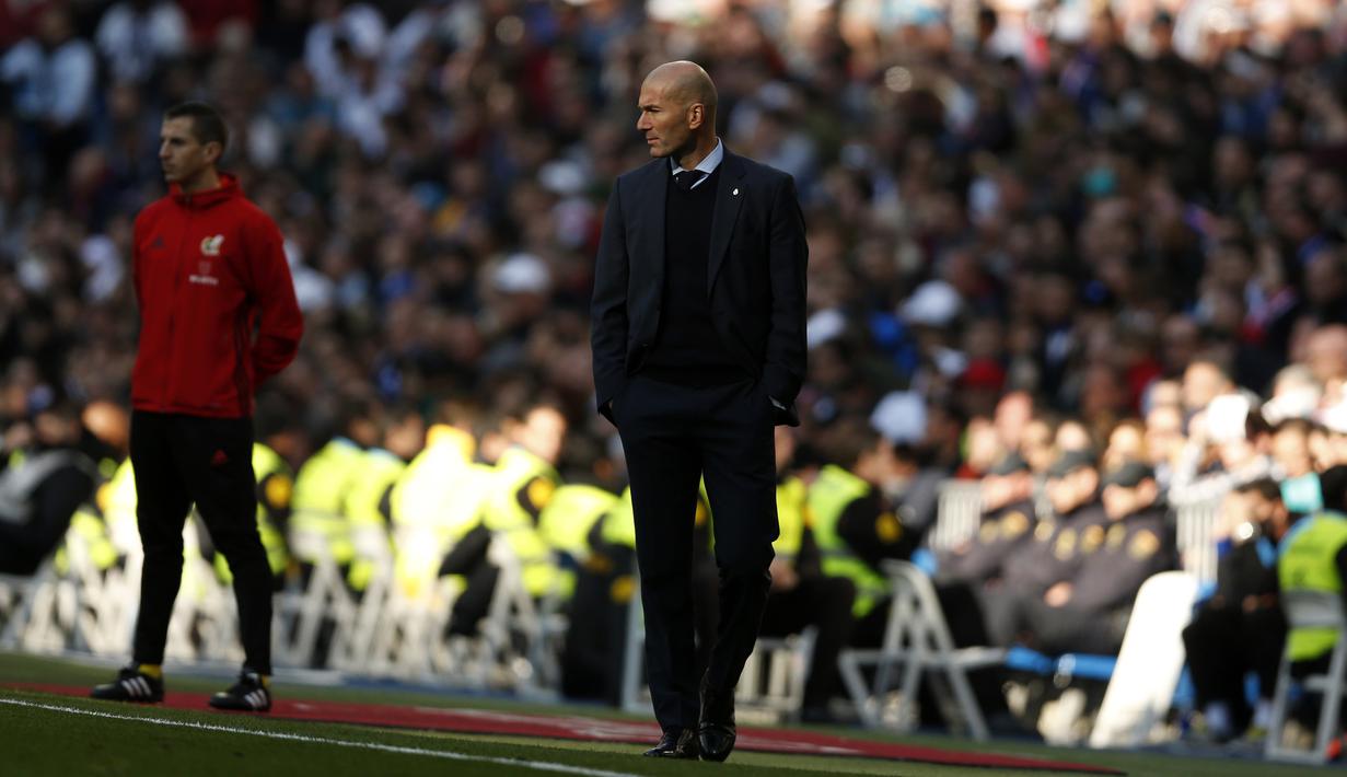 Gaya pelatih Real Madrid, Zinedine Zidane saat memimpin timnya melawan Alaves pada La Liga Santander di Santiago Bernabeu stadium, Madrid, (24/2/2018). Real Madrid menang 4-0. (AP/Francisco Seco)