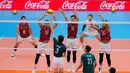 Pemain Timnas voli putra Indonesia melakukan blocking saat melawan Myanmar pada babak penyisihan Grup B SEA Games 2025 di di Stadion Indoor Huamark, Bangkok, Thailand, pada Senin (15/12/2025) pagi WIB. (Bola.com/Bagaskara Lazuardi)