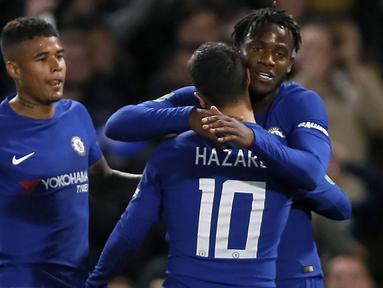 Striker Chelsea, Michy Batshuayi, merayakan gol yang dicetaknya ke gawang Nottingham Forest pada laga Piala Liga di Stadion Stamford Bridge, London, Rabu (20/9/2017). Chelsea menang 5-1 atas Forest. (AP/Kirsty Wigglesworth)
