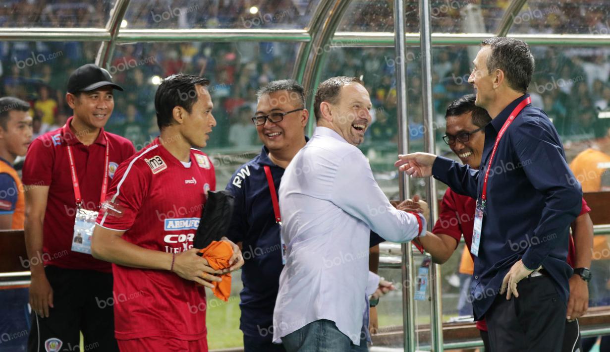 Bahkan sebelum laga final, Milomir Seslija sempat mengatakan bahwa Dejan Antonic bukan pelatih yang spesial. Komentar itupun dibalas Dejan yang mengatakan kekuatan Arema adalah pemain bintangnya. (Bola.com/Nicklas Hanoatubun)