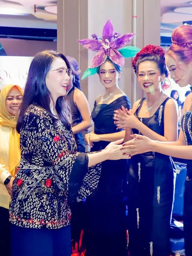 Batik Arumi Bachsin saat Hadiri Acara Cipta Karya di Surabaya