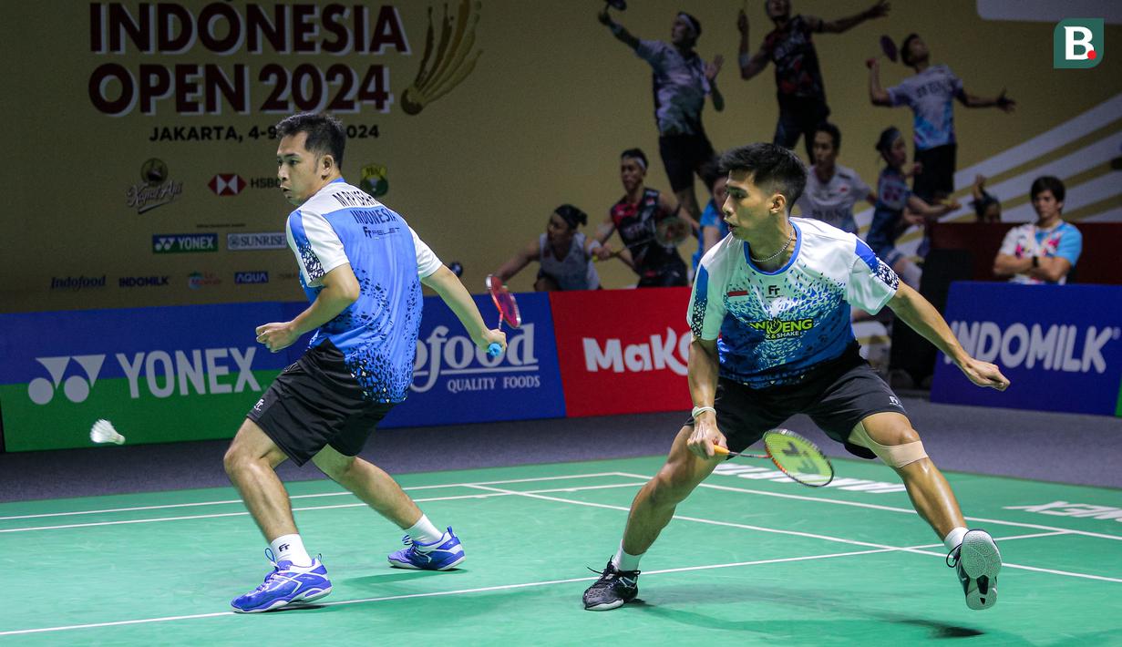 Pebulu tangkis ganda putra Indonesia, Sabar Karyaman Gutama/Moh Reza Pahlevi berusaha menjangkau kok pukulan pasangan Chinese Taipei, Lee Jhe-Huei/Yang Po-Hsuan pada babak perempat final Indonesia Open 2024 di Istora Senayan, Jakarta, Sabtu (07/06/2024). (Bola.com/Bagaskara Lazuardi)
