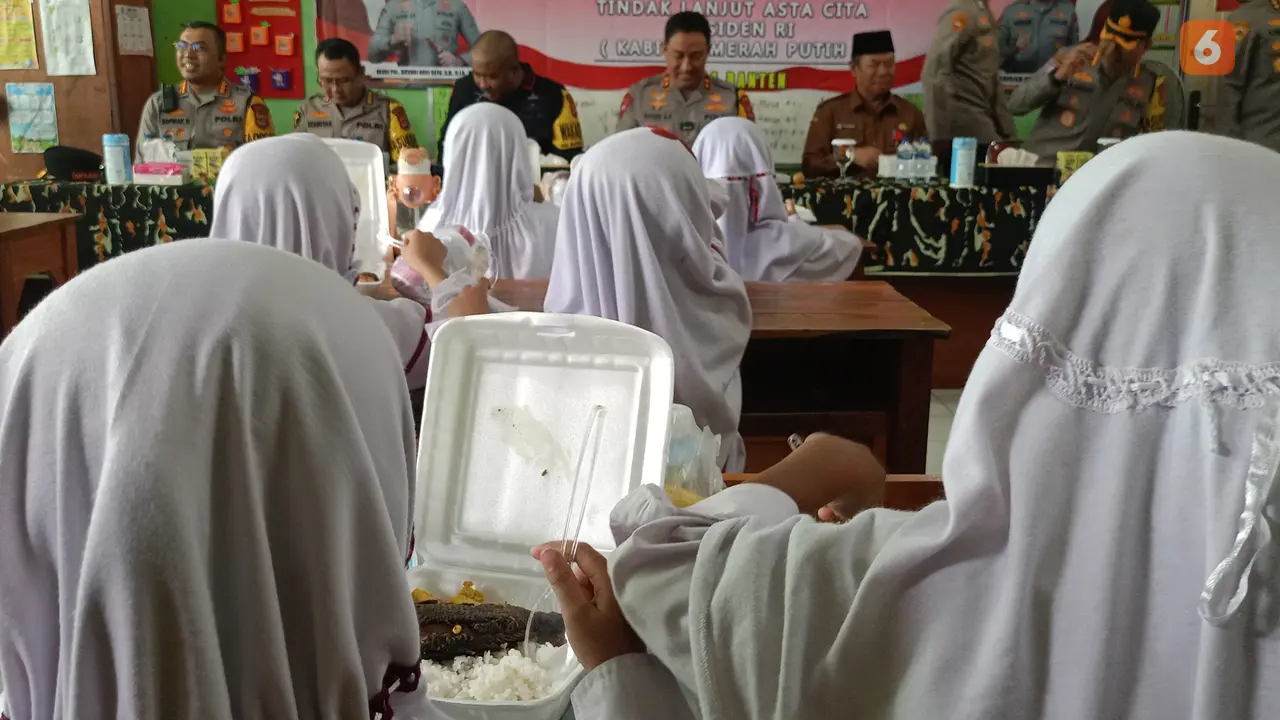 Uji Coba Makan Siang Bergizi Gratis. (Senin, 04/11/2024). (Yandhi Deslatama/Liputan6.com).