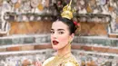 Ia mengenakan kain brokat emas berpadu silk dengan motif tradisional, disempurnakan oleh selendang menyilang (sabai) yang menjuntai anggun di salah satu bahunya. [@tasyafarasya].