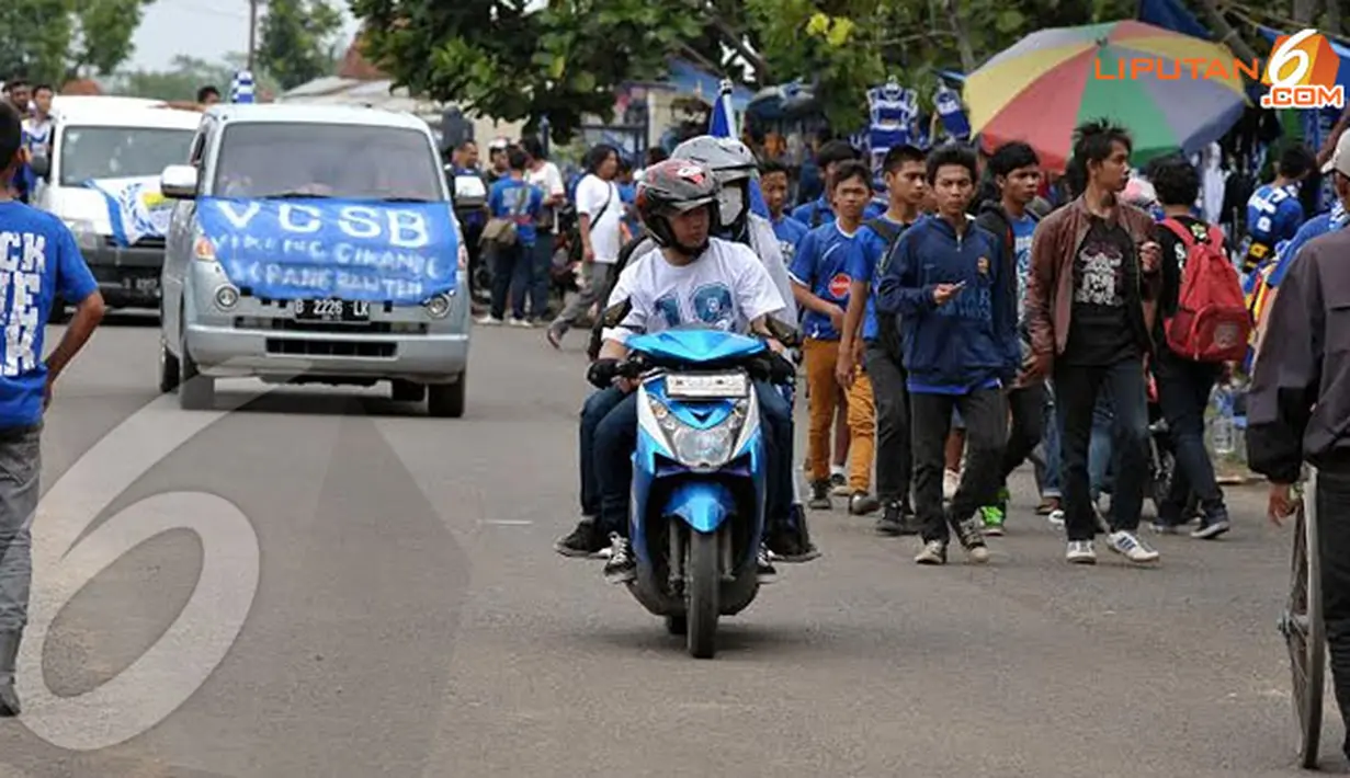 Dengan berbagai macam kendaraan bermotor para bobotoh mulai memadati stadion Si Jalak Harupat Bandung pada Jumat 6 Des 2013.(Liputan6.com/Helmi Fithriansyah)