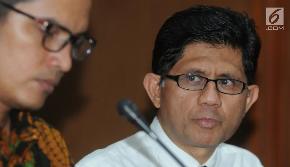 Wakil Ketua KPK Laode Muhammad Syarif (kanan) didampingi Jubir KPK Febri Diansyah memberi keterangan kasus pembangunan Pelabuhan Bebas Sabang 2006-2011, Jakarta, Jumat (13/4). KPK menetapkan dua tersangka korporasi di kasus ini. (Merdeka.com/Dwi Narwoko)