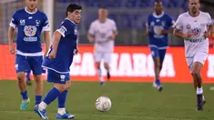 Legenda sepak bola Argentina Diego Armando Maradona berusaha mengontrol bola saat pertandingan amal 'United for Peace' di stadion Olimpyco, Roma, Italia (12/10). Maradona bermain selama 90 menit dalam pertandingan amal ini. (AFP Photo/Filippo Monteforte)