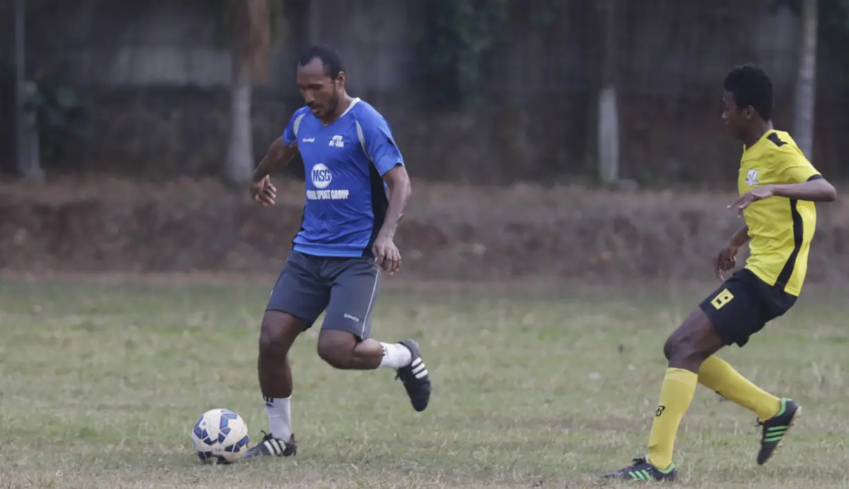Pemain PBR, Leo Tupamahu menghindari pemain Villa 2000 pada laga persahabatan jelang Piala Jenderal Sudirman di Lapangan ISCI, Jakarta, Kamis (5/10/2015). PBR berhasil menang 2-0. (Bola.com/Vitalis Yogi Trisna)