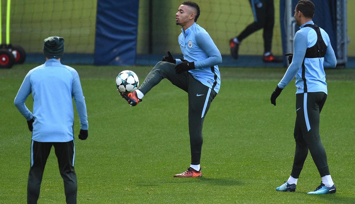 Pemain Manchester City, Gabriel Jesus (tengah)  beraksi saat sesi latihan tim di City Football Academy, Manchester, (20/11/2017). City akan melawan Feyenord ada grup F. (AFP/Oli Scarff)