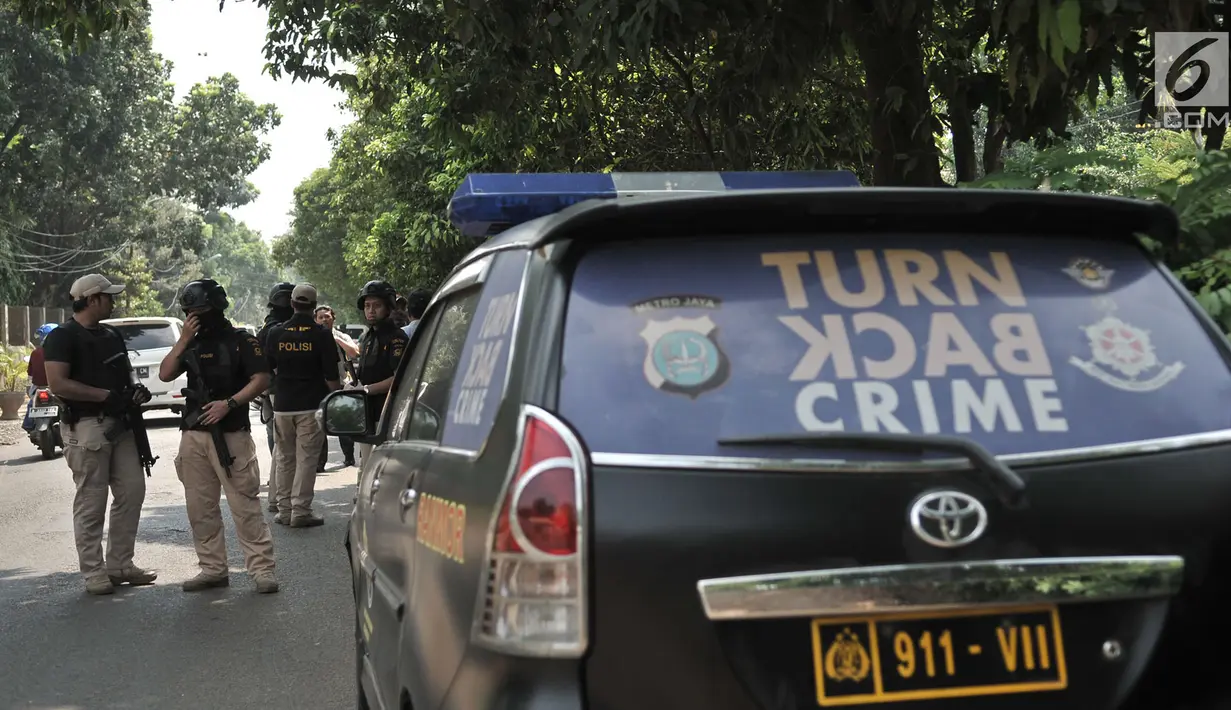 Polisi bersenjata lengkap melakukan penjagaan saat Tim Gegana menyisir Gereja Santa Anna Duren Sawit, Jakarta Timur, Senin (14/5). Tim Gegana menyisir area dalam gereja menyusul teror gelap dari orang tak dikenal. (Merdeka.com/Iqbal S. Nugroho)