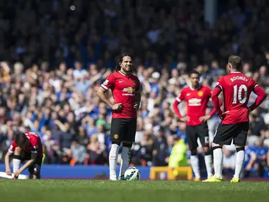 Radamel Falcao saat mau melakukan kick-off bersama Wayne Rooney (kanan) (ASSOCIATED PRESSAP)