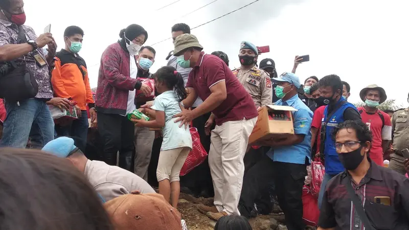 Mensos Risma Pastikan Tak Ada Warga Bima yang Kelaparan Usai Banjir