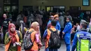 Sejumlah keluarga dan kerabat berkumpul di dekat ruang forensik Rumah Sakit Kuala Lumpur menunggu  jenazah korban kebakaran sekolah agama Darul Quran Ittifaqiyah, Malaysia (14/9). (AFP Photo/Sadiq Asyraf)