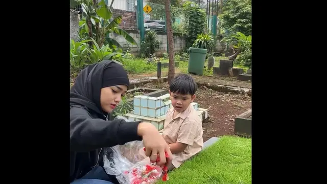 Momen Gala Sky Ziarah ke Makam Orang Tua