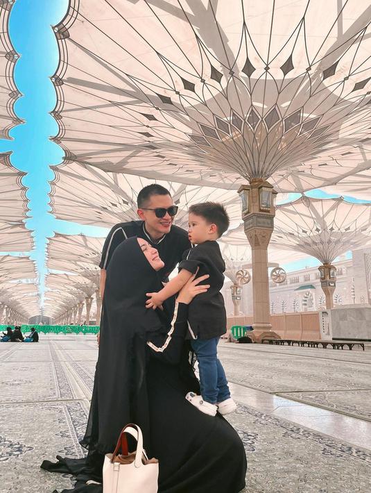 Citra Kirana bersyukur bisa menunaikan ibadah umrah bersama orang dicintainya. "Aku doain juga semua temen2 ig ku bisa kesini yaaa untuk ibadah sama keluarga tercinta..aamiin," kata dia. (Foto: Instagram/citraciki)