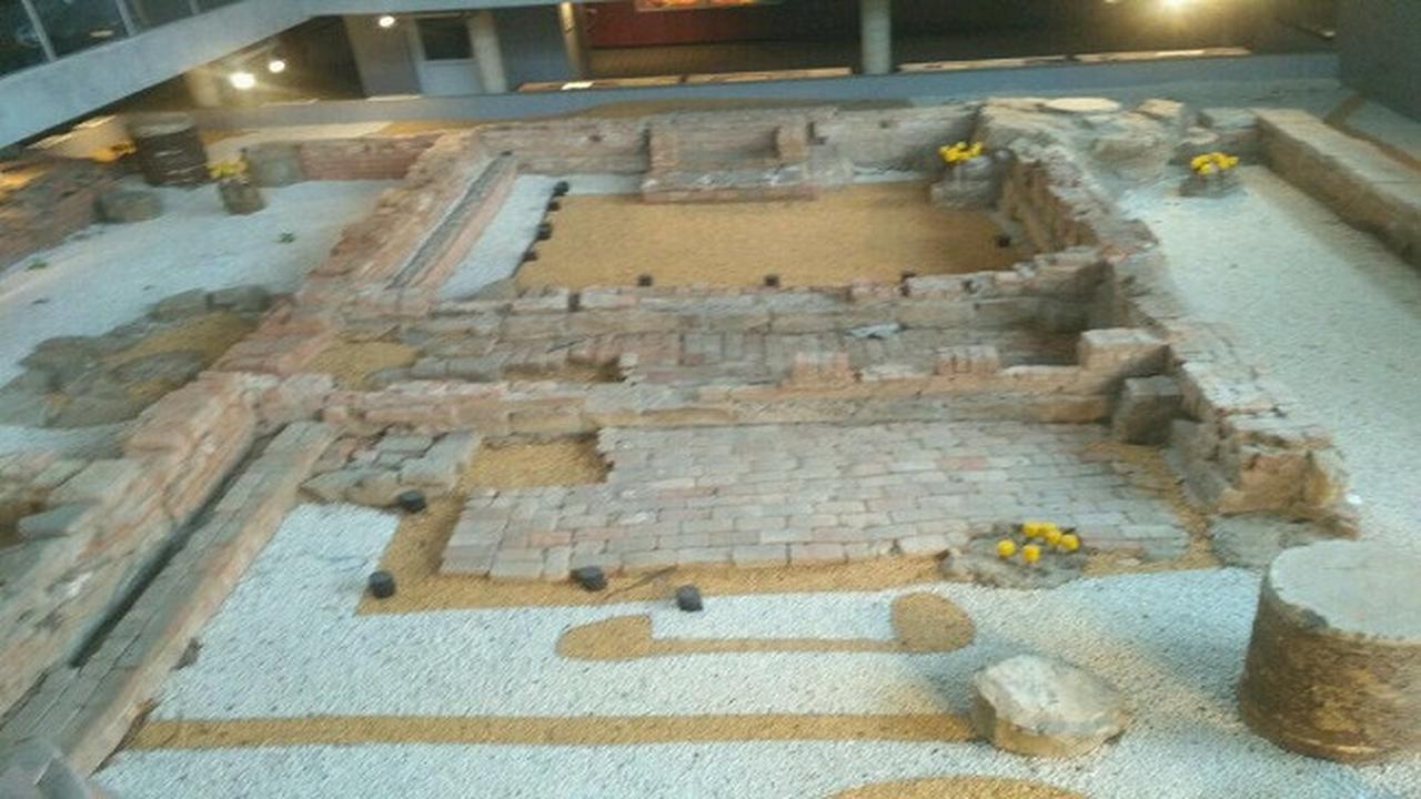 Artefak di dalam Sky Hotel & Suites. (Liputan6.com/Achmad Dwi Apriyadi)