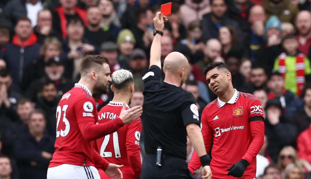 Casemiro. Gelandang Manchester United, Casemiro (kanan) diganjar kartu merah oleh wasit Anthony Taylor saat menghadapi Southampton pada laga pekan ke-27 Liga Inggris 2022/2023 di Old Trafford Stadium, Manchester (12/3/2023). Kartu merah diterima akibat menghajar kaki Carlos Alcaraz pada menit ke-34. Ia juga mendapatkan skors dalam 4 laga, lebih berat dari ketiga pemain di atas, karena menjadi kartu merah keduanya di musim ini. (AFP/Darren Staples)