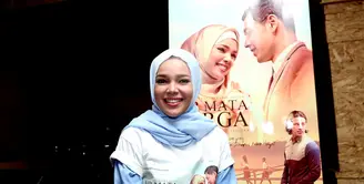 Dewi Sandra nampaknya tak tanggung- tanggung dalam bertotalitas, selain jadi pemeran utama, ia juga yang menyanyikan soundtrack Film Air Mata Surga. (Andy Masela/Bintang.com)