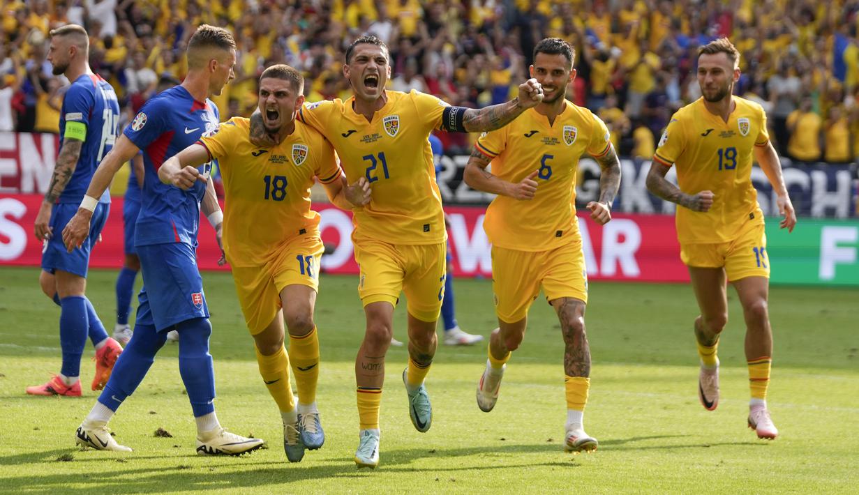 Gelandang Rumania Razvan Marin (18) berselebrasi setelah mencetak gol  pertama timnya ke gawang Slovakia pada matchday 3 Grup E Euro 2024 di Frankfurt Arena, Rabu (26/06/2024) malam WIB. (AP Photo/Themba Hadebe)