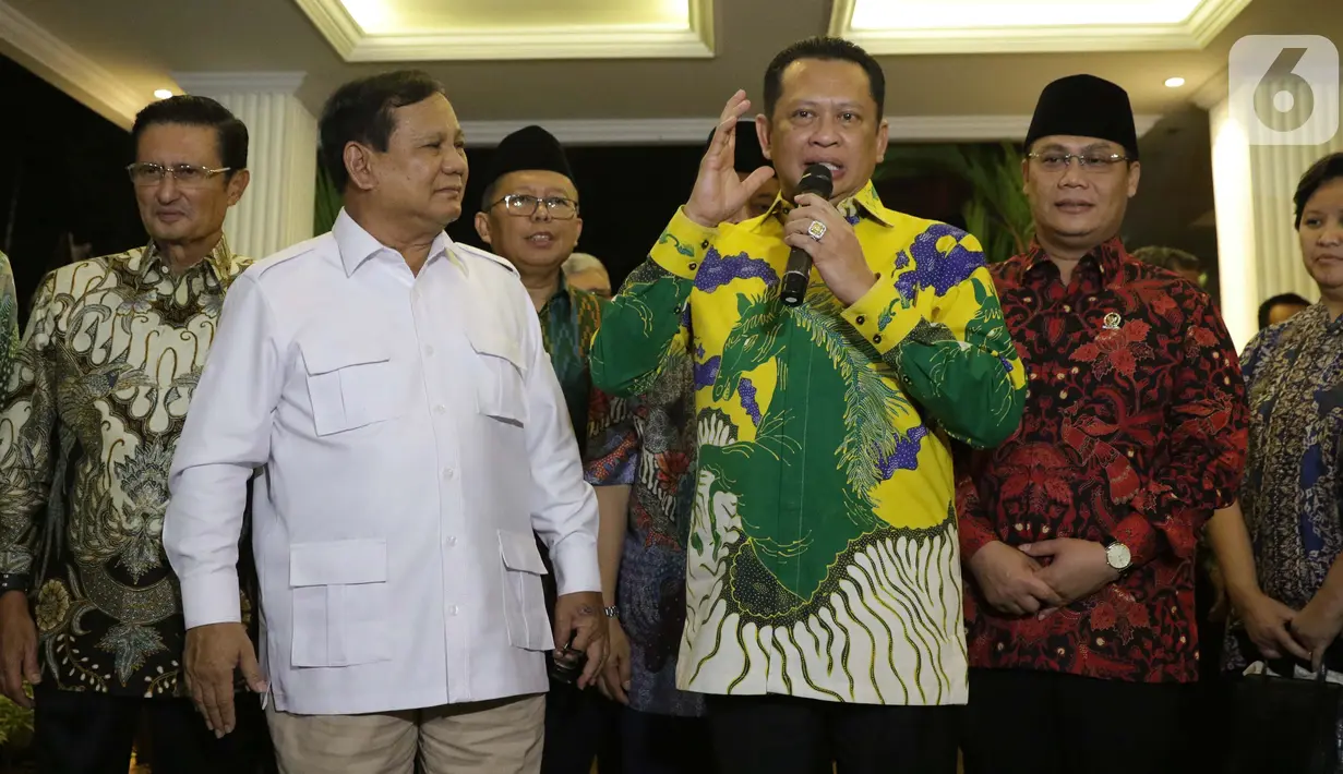Ketua MPR RI, Bambang Soesatyo (keempat kiri) bersama Ketua Umum Partai Gerindra, Prabowo Subianto serta pimpinan MPR RI memberi keterangan usai melakukan pertemuan di Jakarta, Jumat (11/10/2019). Pertemuan membahas dinamika perpolitikan di tanah air. (Liputan6.com/Helmi Fithriansyah)