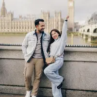 Kiky memadukan turtleneck dan celana jeans warna sky bluenya dengan sling bag warna cokelat. Sedangkan Khairi tampil keren dengan jaket denim warna sky blue yang dipadukan long pants warna cokelat. [@kikysaputrii]