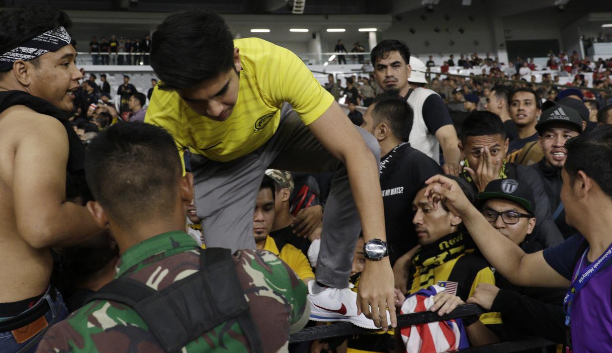 Awalnya Menpora Malaysia, Syed Saddiq Syed Abdul Rahman, ikut berada di tribun penonton bersama Ultras Malaysia untuk memberikan dukungan. (Bola.com/Vitalis Yogi Trisna)