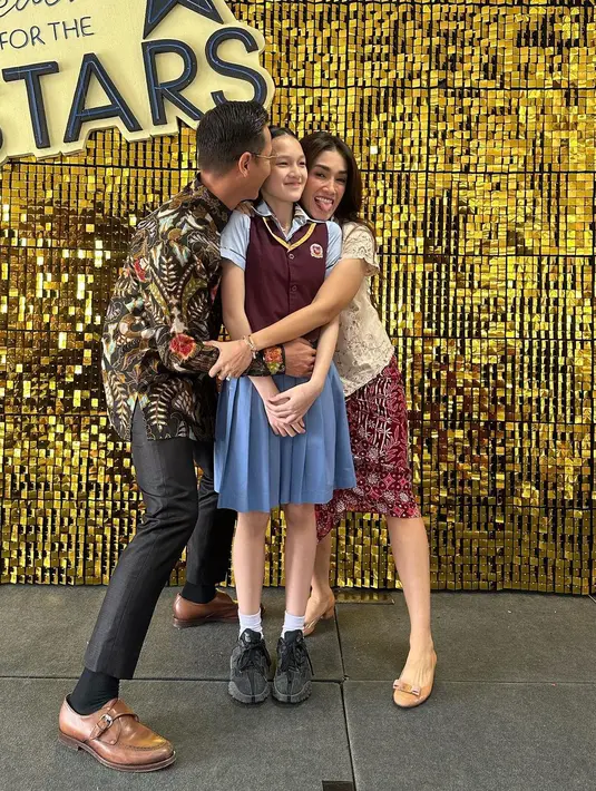 <p>Kenakan kebaya encim lengan pendek dan rok batik, Ussy lebih mirip teman sebaya Eela [@ussypratama]</p>