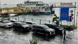 Aktivitas di Pelabuhan Ketapang Banyuwangi ditengah cuaca ekstrem di Selat Bali (Istimewa)